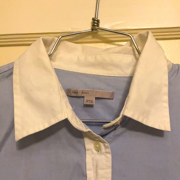 GAP blue & white chambray dress shirt. Size small - Picture 2 of 3